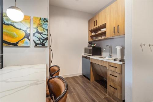 Кухня или мини-кухня в Homewood Suites Beaumont
