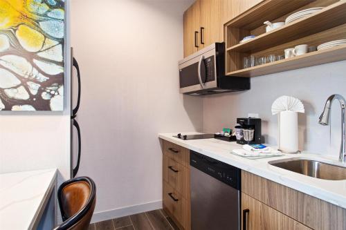 Кухня или мини-кухня в Homewood Suites Beaumont
