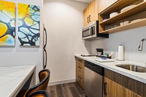 Кухня или мини-кухня в Homewood Suites Beaumont
