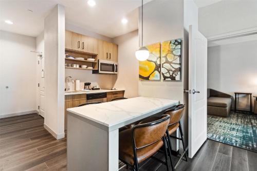 Кухня или мини-кухня в Homewood Suites Beaumont
