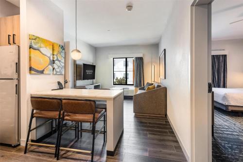 Кровать или кровати в номере Homewood Suites Beaumont