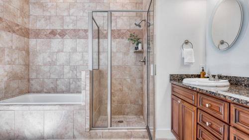 Bilik mandi di Bellview by AvantStay Gorgeous Home w Multiple Balconies Living Areas