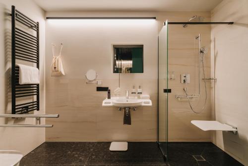 Koupelna v ubytování Cyrus Hotel