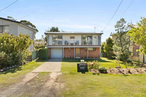 an image of a house with a yard at Baxter's Beach House by Experience Jervis Bay in Vincentia
