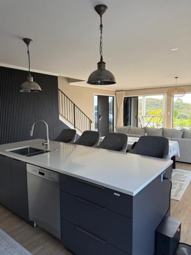 Φωτογραφία από το άλμπουμ του Pet Friendly Riverfront Minimalist Karaka Stay Prime Location σε Karaka