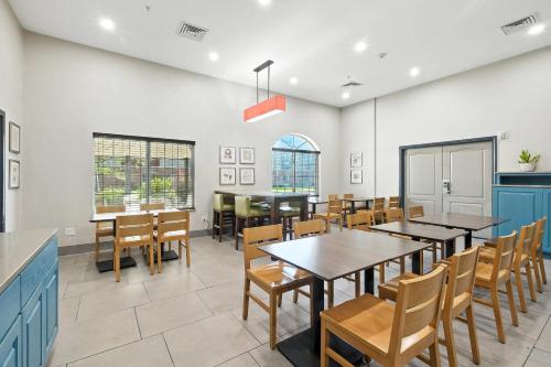 a dining room with tables and chairs at Country Inn & Suites by Radisson, Merrillville, IN in Merrillville