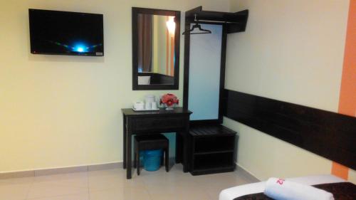 a bathroom with a black vanity and a mirror at Sun Inns Hotel Pasir Penambang (KS Botanic) in Kuala Selangor