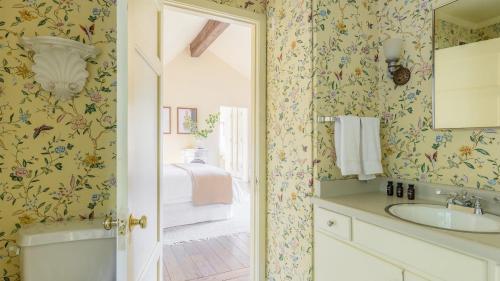 a bathroom with a sink and floral wallpaper at Everett by AvantStay 5mins to Palisades Tahoe w HOT TUB in Olympic Valley