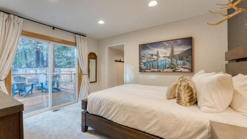 una camera da letto con un letto e una grande finestra di Westlake Cabin by AvantStay Hot Tub Near Skiing Walk to Restaurants Lake a Tahoe City