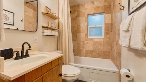 un bagno con lavandino, WC e vasca di Westlake Cabin by AvantStay Hot Tub Near Skiing Walk to Restaurants Lake a Tahoe City