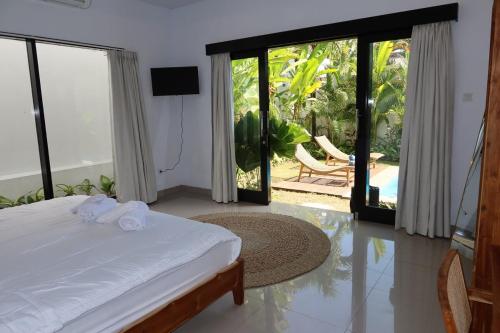 Ένα ή περισσότερα κρεβάτια σε δωμάτιο στο Bohemian Luxury 3 BR - In the Center of Canggu with a Pool