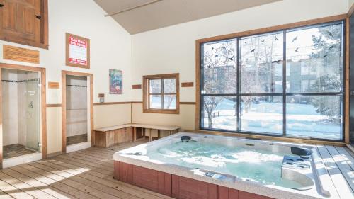 una vasca idromassaggio in una camera con una grande finestra di Telluride Lodge 312 by AvantStay Close to Slopes Town a Telluride