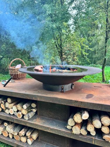 Barbacoa disponible para clientes en el camping