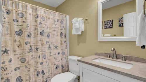 Koupelna v ubytování 15 Lake Village by AvantStay Golf Course Lagoon Views