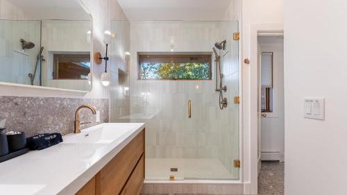 une salle de bain avec un lavabo et une douche dans l'établissement Northwood Mountain Views Sauna Balcony Tahoe Group Retreat, à Incline Village