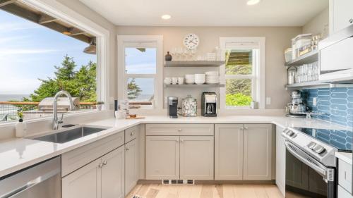 Imagen de la galería de Sunset Cove by AvantStay Beachfront w Balcony, en Arch Cape