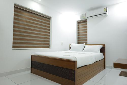 una cama en una habitación con un americano en Souhrudam Apartments, en Hosdrug