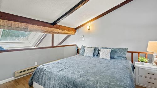 Postel nebo postele na pokoji v ubytování Timberline Retreat by AvantStay Forest Views Minutes to Camelback Resort