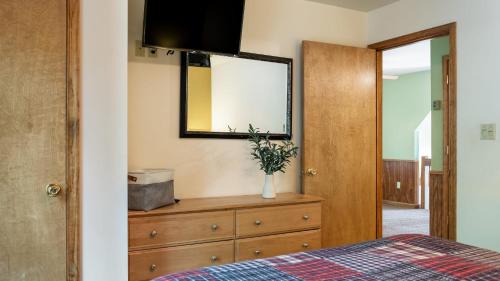 Gambar di galeri bagi Coyote Cabin by AvantStay Hot Tub Walk to Lake di Lake Harmony