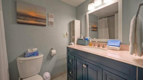 Ένα μπάνιο στο Minutes to the Beach Pool Balcony w Nature Views Compass 17 by AvantStay