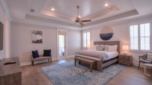 a bedroom with a bed and a ceiling fan at Coconut Cove by AvantStay Deck w Hot Tub Access to 2 Pools in Santa Rosa Beach