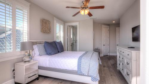 a bedroom with a bed and a ceiling fan at Coconut Cove by AvantStay Deck w Hot Tub Access to 2 Pools in Santa Rosa Beach