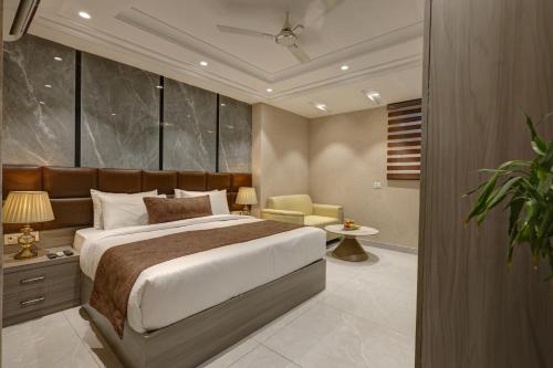 Postel nebo postele na pokoji v ubytování Hotel Luxury Plaza Delhi Airport