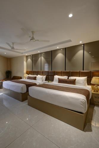 Postel nebo postele na pokoji v ubytování Hotel Luxury Plaza Delhi Airport