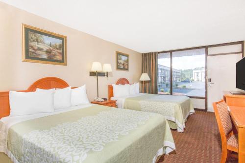 Una cama o camas en una habitación de Days Inn by Wyndham Princeton