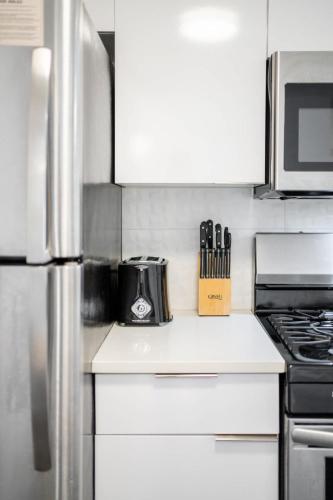 Kuchyň nebo kuchyňský kout v ubytování Spacious Midtown Getaway Stylish & Walkable