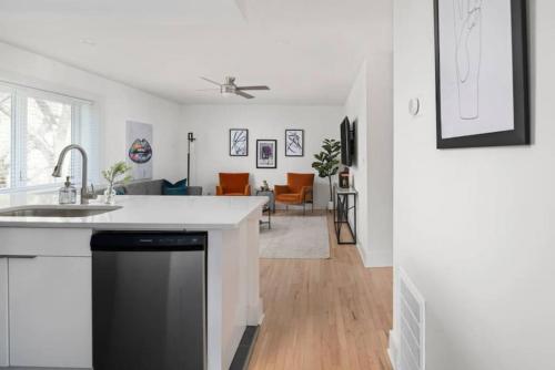 Kuchyň nebo kuchyňský kout v ubytování Spacious Midtown Getaway Stylish & Walkable