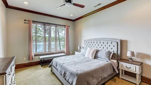 Postel nebo postele na pokoji v ubytování Lakefront Private DockBeach Game Room Sunset Shores Resort: The Grand House