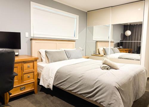 Katil atau katil-katil dalam bilik di Modern elegance Woburn 3 bedroom Retreat