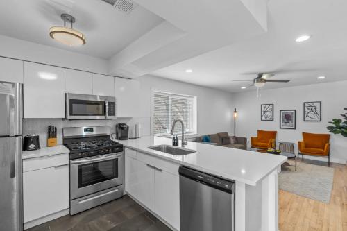 una cucina con lavello e fornello forno superiore di Vibrant Gem in the Heart of Midtown Walkscore 93 ad Atlanta