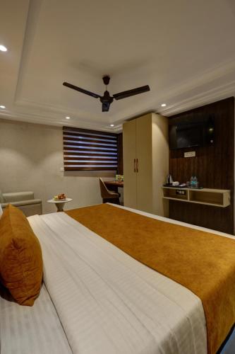 Postel nebo postele na pokoji v ubytování Hotel Luxury Plaza Delhi Airport