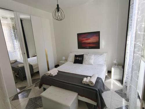 Un dormitorio con una cama grande y un espejo. en Casa Cristy palermo, en Palermo