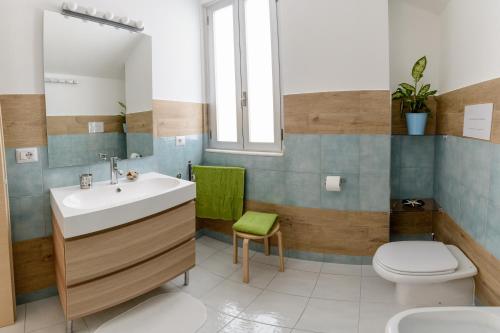 アグローポリにあるGreco b&bのバスルーム(洗面台、トイレ付)