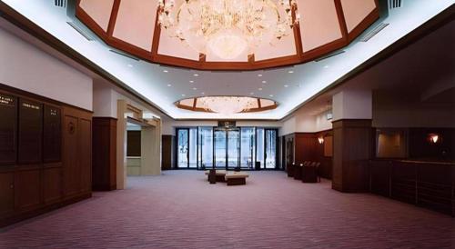 a large lobby with a large chandelier on the ceiling at HOTEL WINDSOR in Nakatsugawa