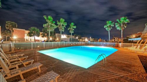 Bazén v ubytování Beachfront Condo Prvt Balcony w View Pool Access Beach Happy by AvantStay nebo v jeho okolí