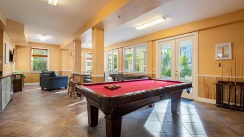 Meja biliard di Walk to Beach PoolHot Tub Game Room Captiva 5BDR Coco Mango by AvantStay