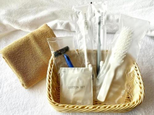 a wicker basket with toothbrushes and other items at Yukemuri no sato azumaya in Beppu
