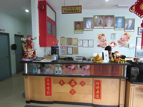 a counter in a restaurant with a person preparing food at Hotel Hung Hung in Kuching