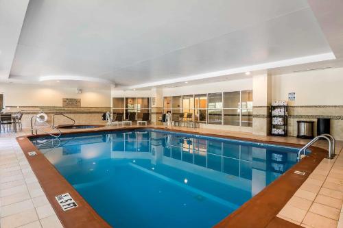 a large swimming pool in a hotel room at Comfort Inn & Suites near Six Flags in Lithia Springs