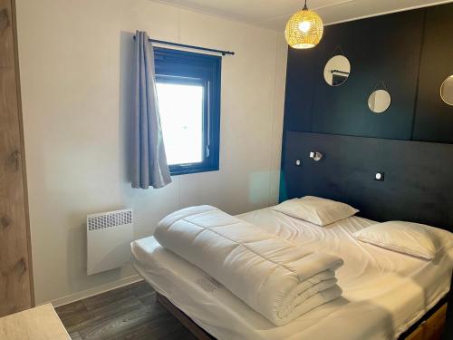 Postel nebo postele na pokoji v ubytování Mobil home Ty Brehat vue lac 2 chambres 4 personnes
