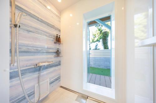 a bathroom with a shower and a window at Villa Uminosora - Vacation STAY 97167v in Karatsu
