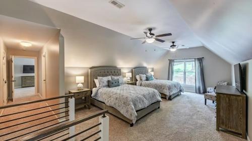 Postel nebo postele na pokoji v ubytování Private Dock Hot Tub Game Room Firepit Sunset Shores Resort The Homestead