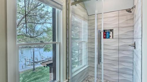 Fotografie z fotogalerie ubytování Private Dock Hot Tub Game Room Firepit Sunset Shores Resort The Homestead v destinaci Mooresville