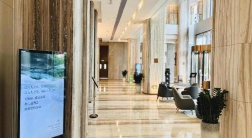 a hallway in a building with a sign on the wall at Zhuhai Hongsanyi Hotel in Zhuhai