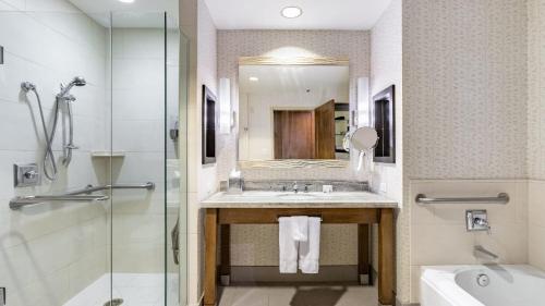 un baño con lavabo y ducha en Beaver Creek Solace Resort Access with Pool Hot Tub Premier Avon Location, en Avon