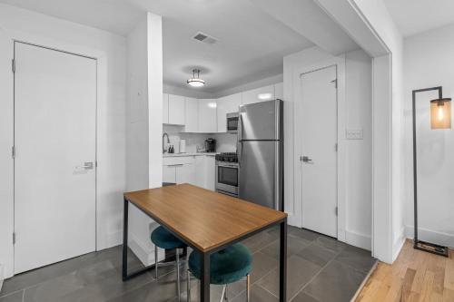 Η κουζίνα ή μικρή κουζίνα στο Stylish Gem in Midtown Steps to Nightlife